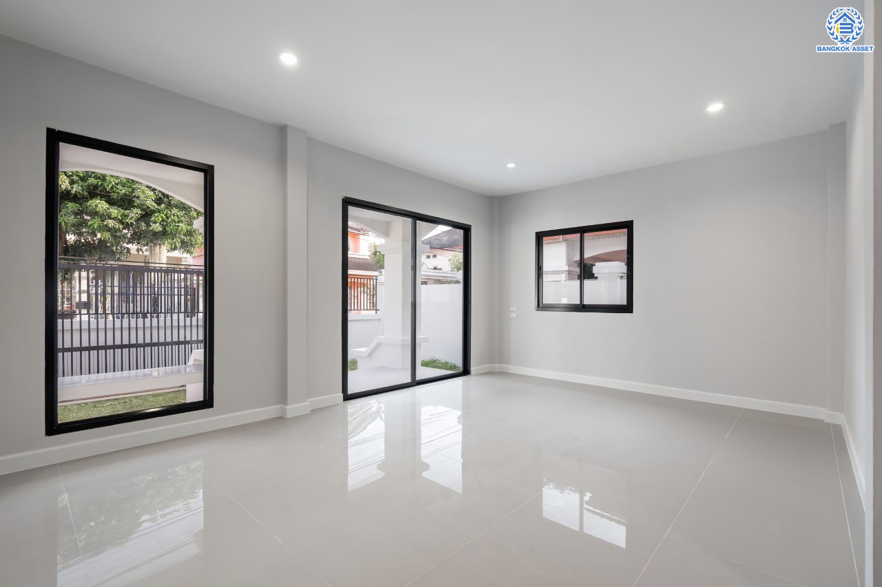 บ้านมือสองตกแต่งใหม่ ม.บุญโต55 แจ้งวัฒนะ ทำเลโซนเมือง!  เนื้อที่ 50 ตร.ว. ฟังก์ชันจัดเต็ม 3 ห้องนอน 4 ห้องน้ำ 1 ห้องแม่บ้าน รองรับทุกการอยู่อาศัย ทำเลเดินทางสะดวกเพียง 1 กม.จากจุดขึ้นทางด่วนศรีสมาน ใกล้เมืองทองธานี เซ็นทรัลแจ้งวัฒนะ และ รถไฟฟ้าสายสีแดง "สถานีหลักสี่"